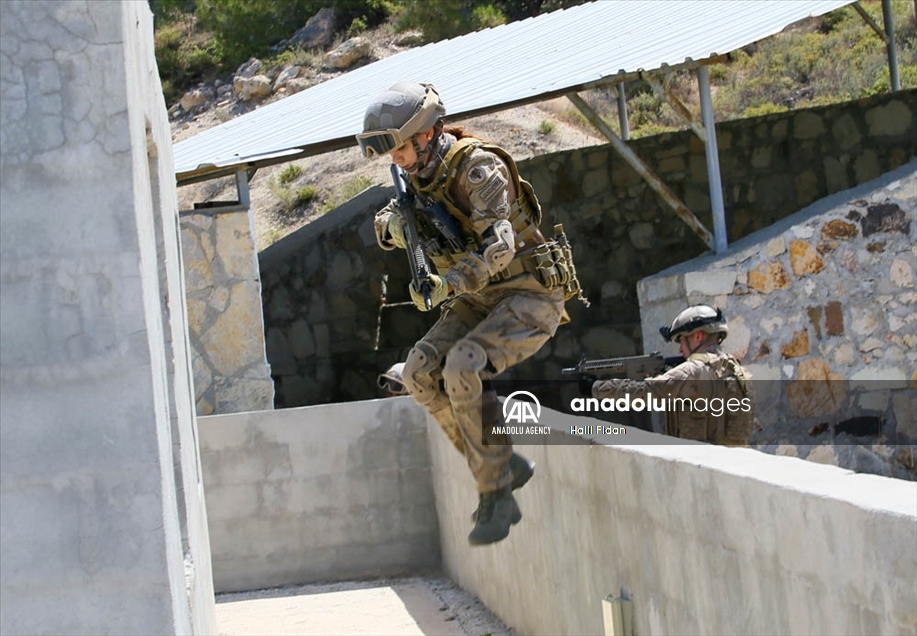 Primera suboficial del Ejército turco certificada en antiterrorismo