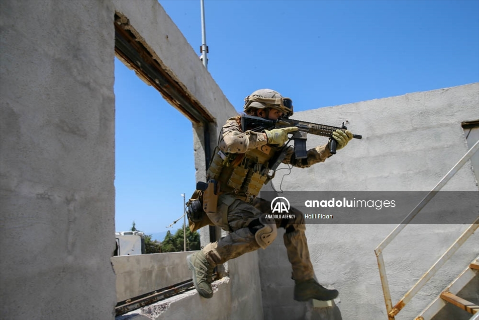Primera suboficial del Ejército turco certificada en antiterrorismo