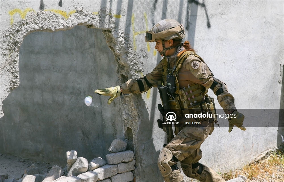 Primera suboficial del Ejército turco certificada en antiterrorismo