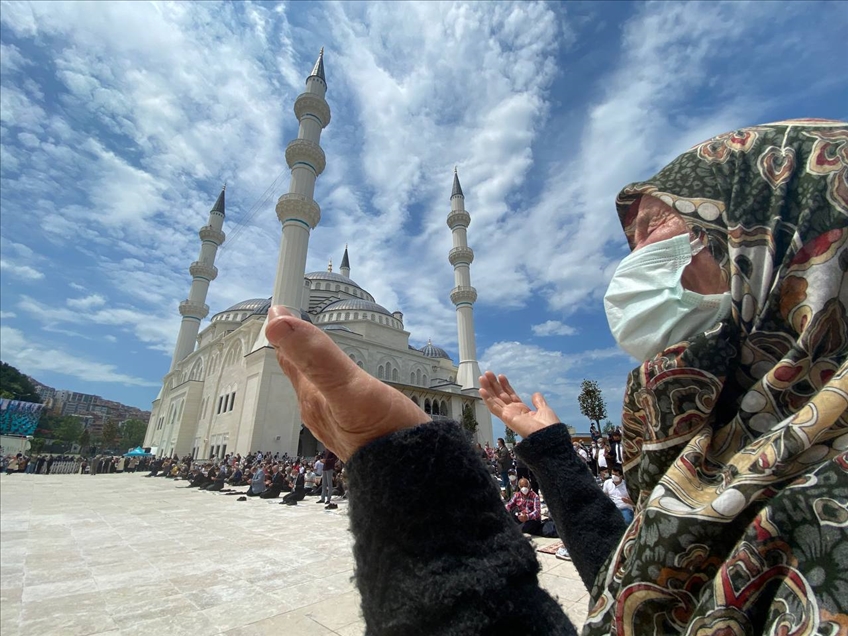 Uzun Mehmet Camii'nde açılışa katılan vatandaşlar dua etti