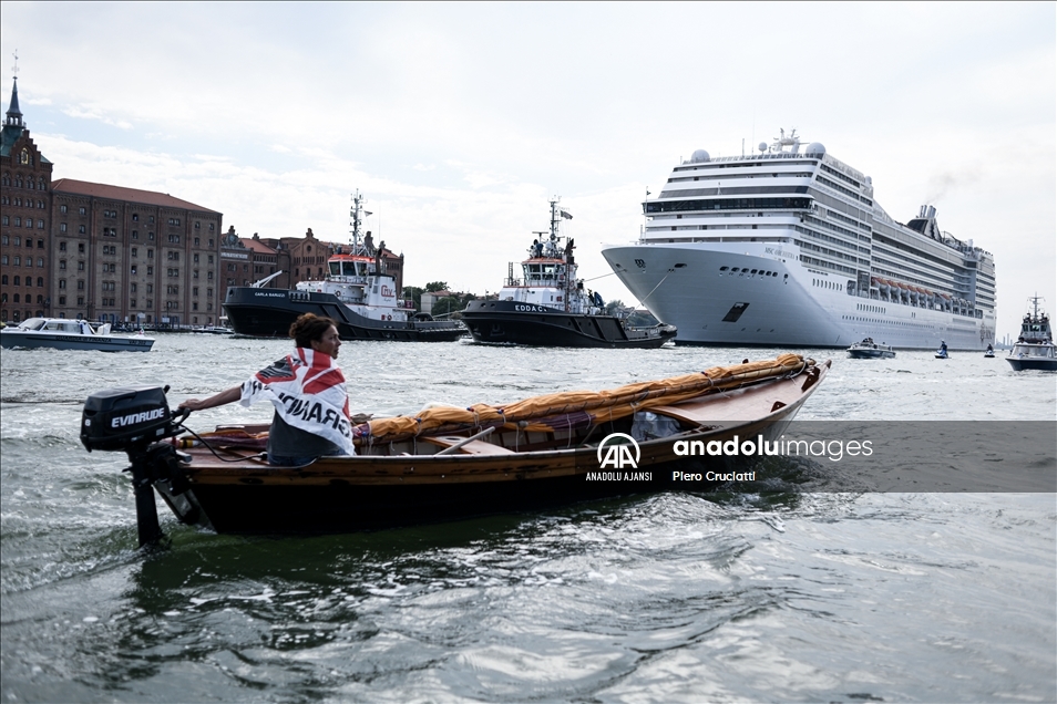 Venedik'te büyük gemilere ve kruvaziyerlere hayır protestosu  