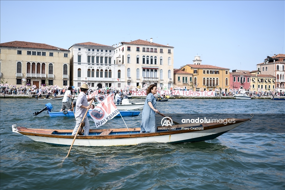 Venedik'te büyük gemilere ve kruvaziyerlere hayır protestosu  