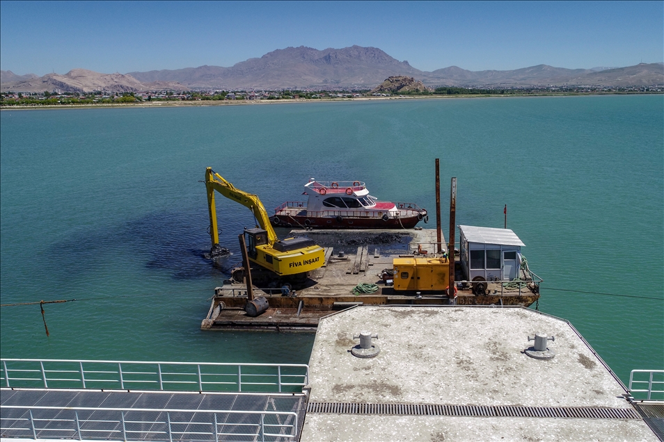 The shores of Lake Van cleaned up from bottom mud