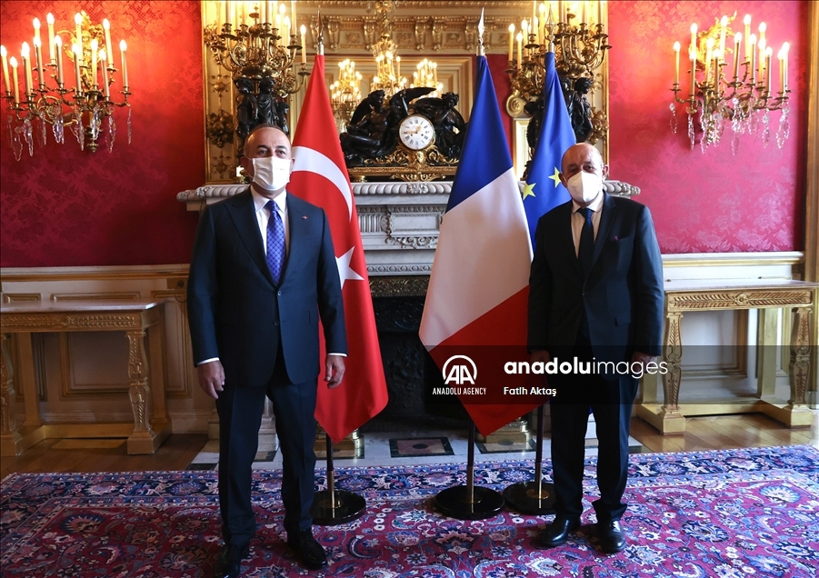 Le ministre turc des Affaires étrangères Mevlut Cavusoglu rencontre son homologue français Jean-Yves Le Drian à Paris