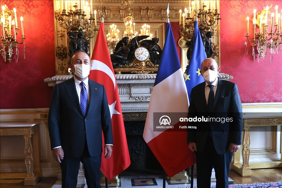 Le ministre turc des Affaires étrangères Mevlut Cavusoglu rencontre son homologue français Jean-Yves Le Drian à Paris