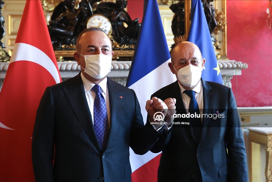 Le ministre turc des Affaires étrangères Mevlut Cavusoglu rencontre son homologue français Jean-Yves Le Drian à Paris