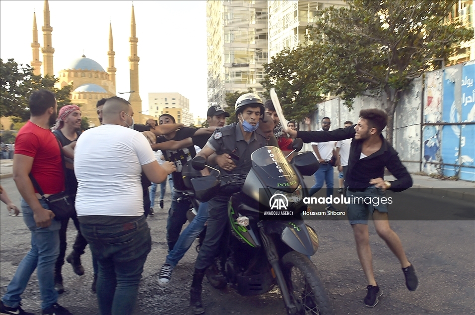 بيروت.. محتجون يحاولون اقتحام مبنى وزارة الاقتصاد