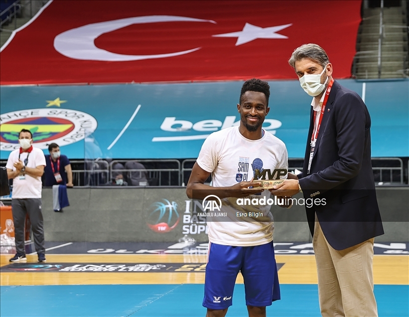 Basketbol Süper Ligi'nde şampiyon Anadolu Efes, kupasını aldı
