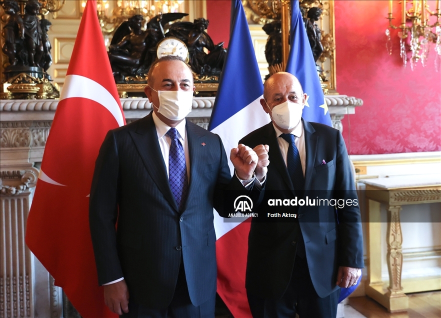Le ministre turc des Affaires étrangères Mevlut Cavusoglu rencontre son homologue français Jean-Yves Le Drian à Paris
