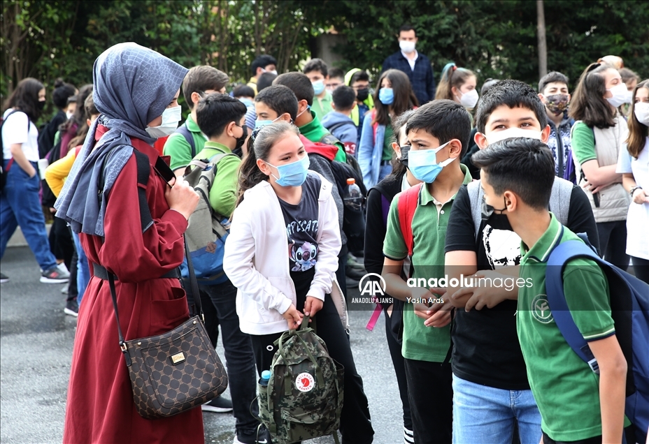 İstanbul'da ortaokul ve lise öğrencileri yüz yüze eğitime başladı