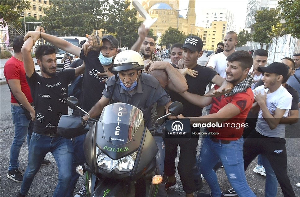 بيروت.. محتجون يحاولون اقتحام مبنى وزارة الاقتصاد