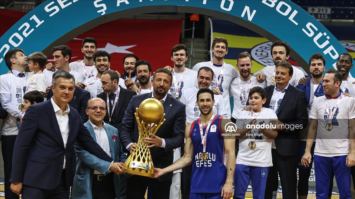Basketbol Süper Ligi'nde şampiyon Anadolu Efes, kupasını aldı
