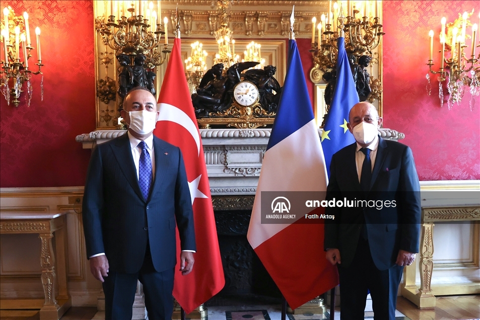 Le ministre turc des Affaires étrangères Mevlut Cavusoglu rencontre son homologue français Jean-Yves Le Drian à Paris