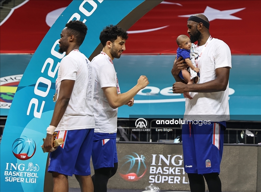 Basketbol Süper Ligi'nde şampiyon Anadolu Efes, kupasını aldı