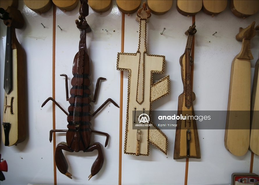 Житель Турции прославился мастерством изготовления необычных кеманчей