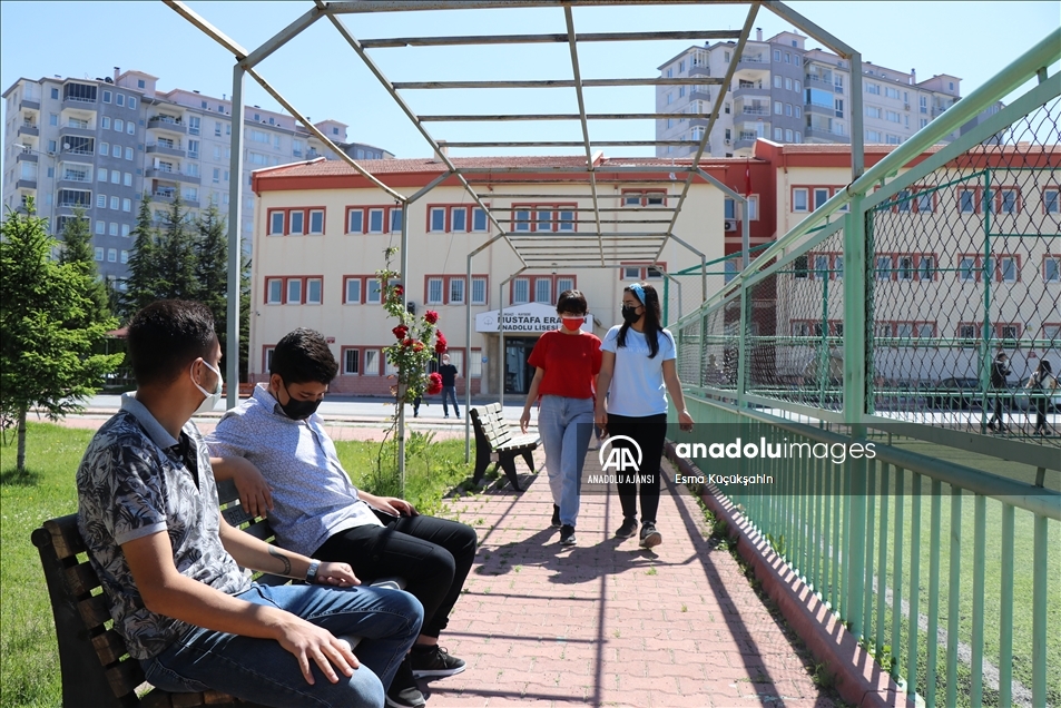 Yozgat ve Kayseri'de ortaokul ile liselerde yüz yüze eğitim sevinci yaşandı