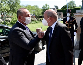 Le ministre turc des Affaires étrangères Mevlut Cavusoglu rencontre son homologue français Jean-Yves Le Drian à Paris