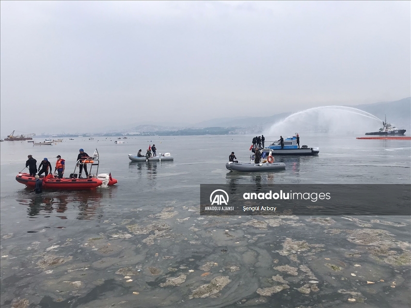 İzmit Körfezi'nde müsilaj temizleme seferberliği başladı