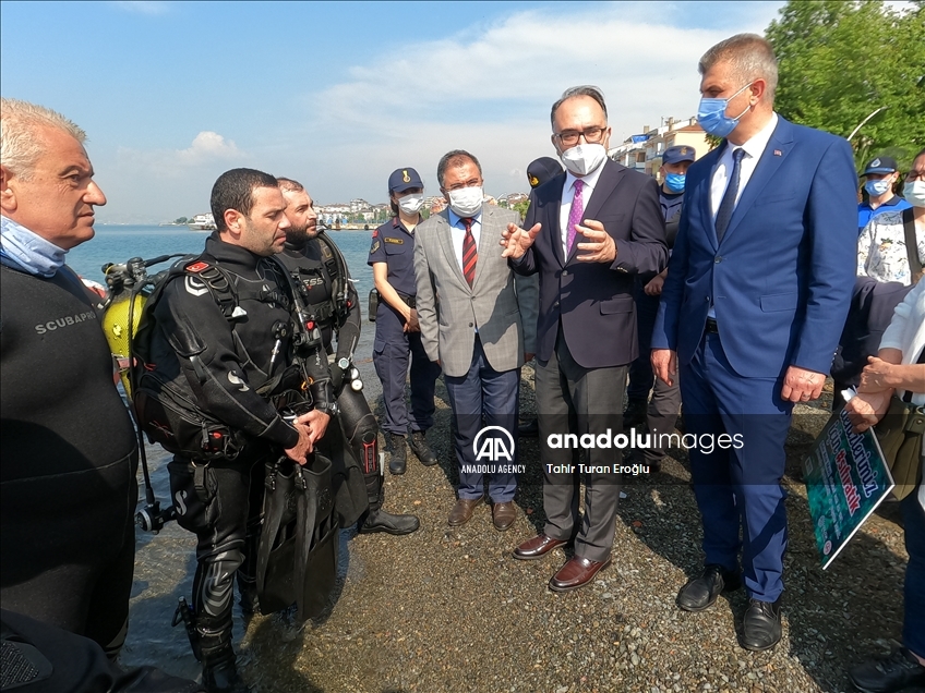 Процесс зачистки вод и дна Мраморного моря от мусора и слизи в объективе «Анадолу