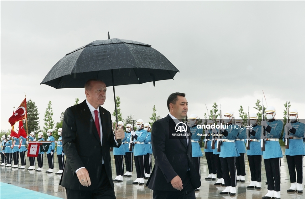 В Анкаре проходит церемония официальной встречи президента Кыргызстана