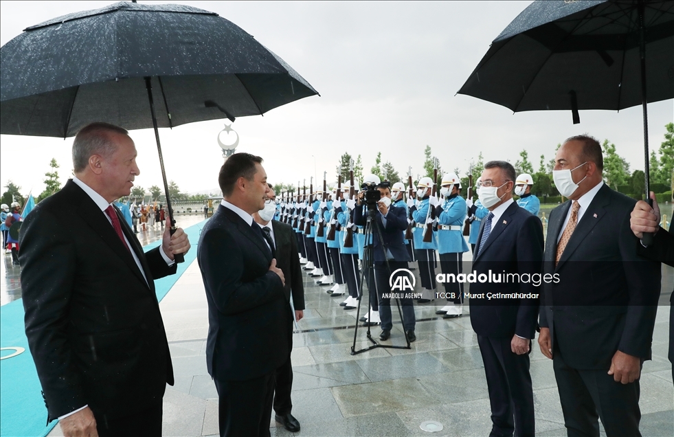 В Анкаре проходит церемония официальной встречи президента Кыргызстана