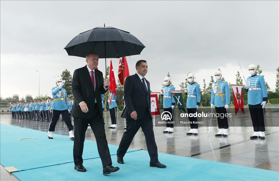 В Анкаре проходит церемония официальной встречи президента Кыргызстана