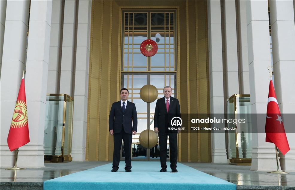 В Анкаре проходит церемония официальной встречи президента Кыргызстана