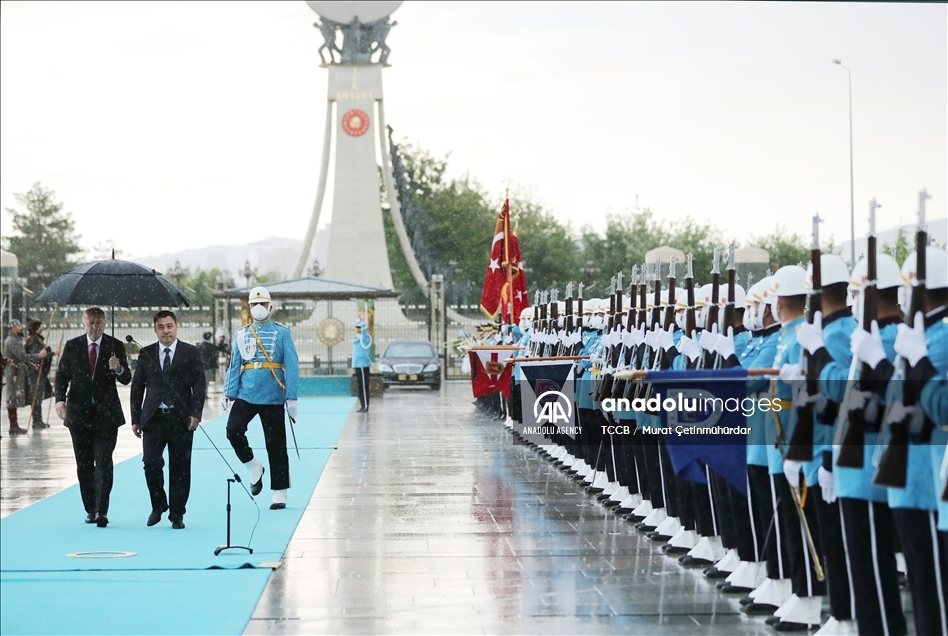 В Анкаре проходит церемония официальной встречи президента Кыргызстана