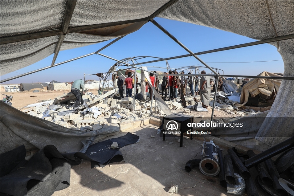 سوريا.. قوات النظام تقصف مخيمًا للنازحين في إدلب