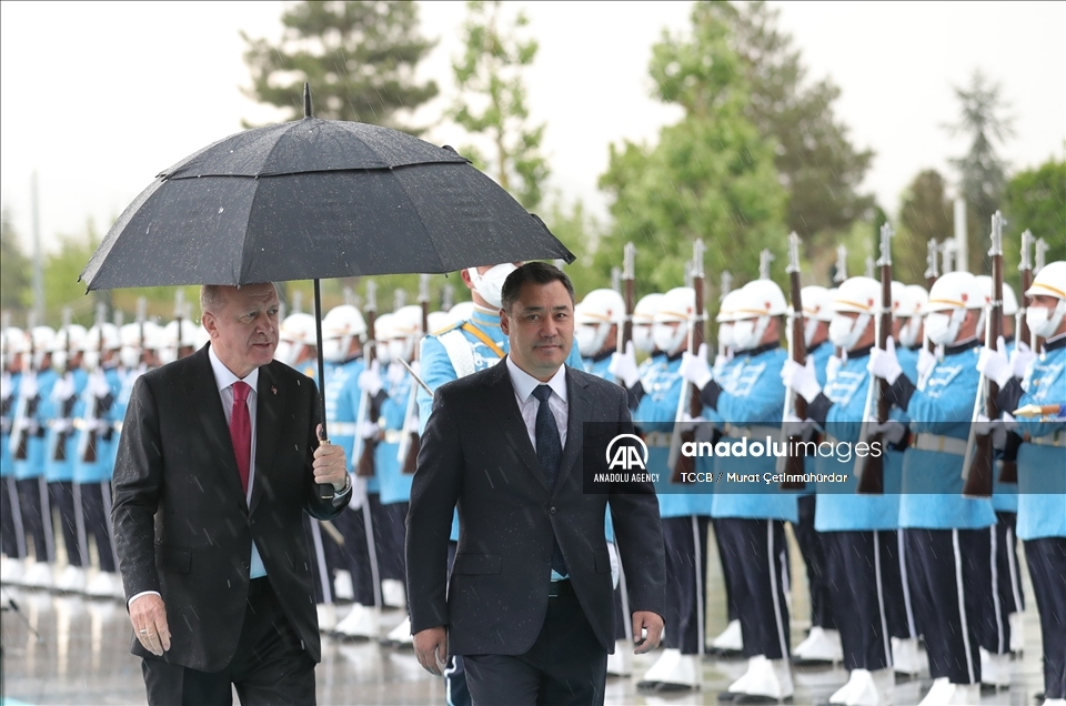 В Анкаре проходит церемония официальной встречи президента Кыргызстана