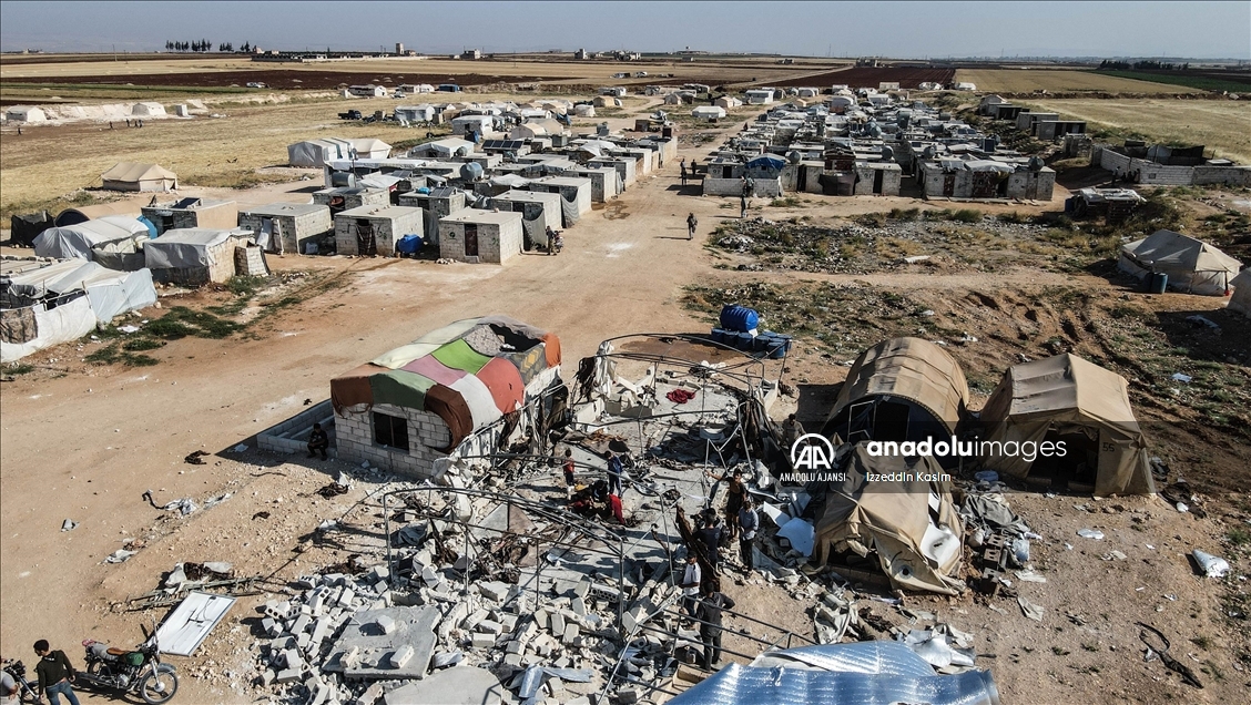 Esed rejimi İdlib'de kampa saldırdı