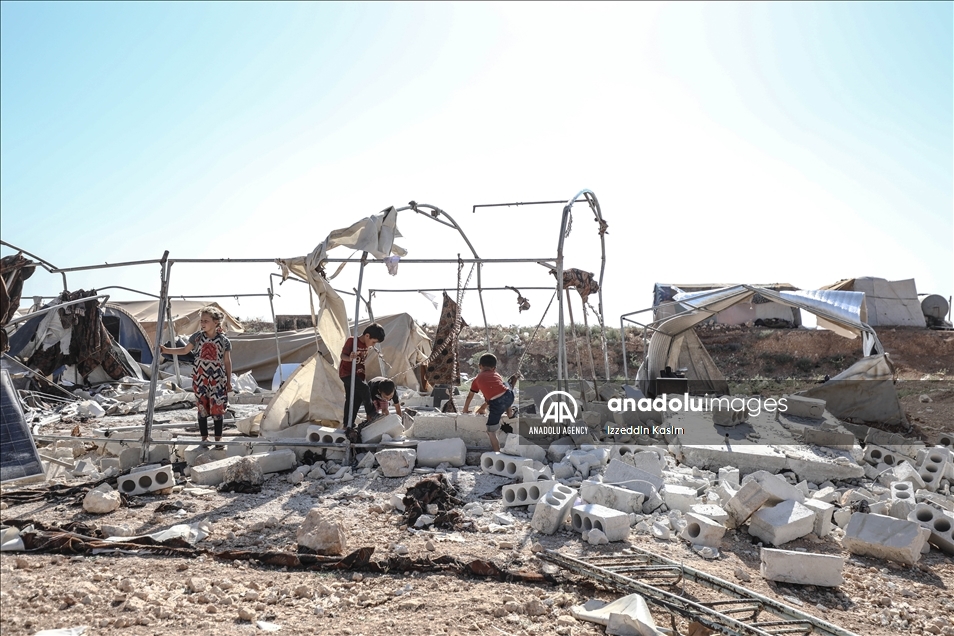 سوريا.. قوات النظام تقصف مخيمًا للنازحين في إدلب