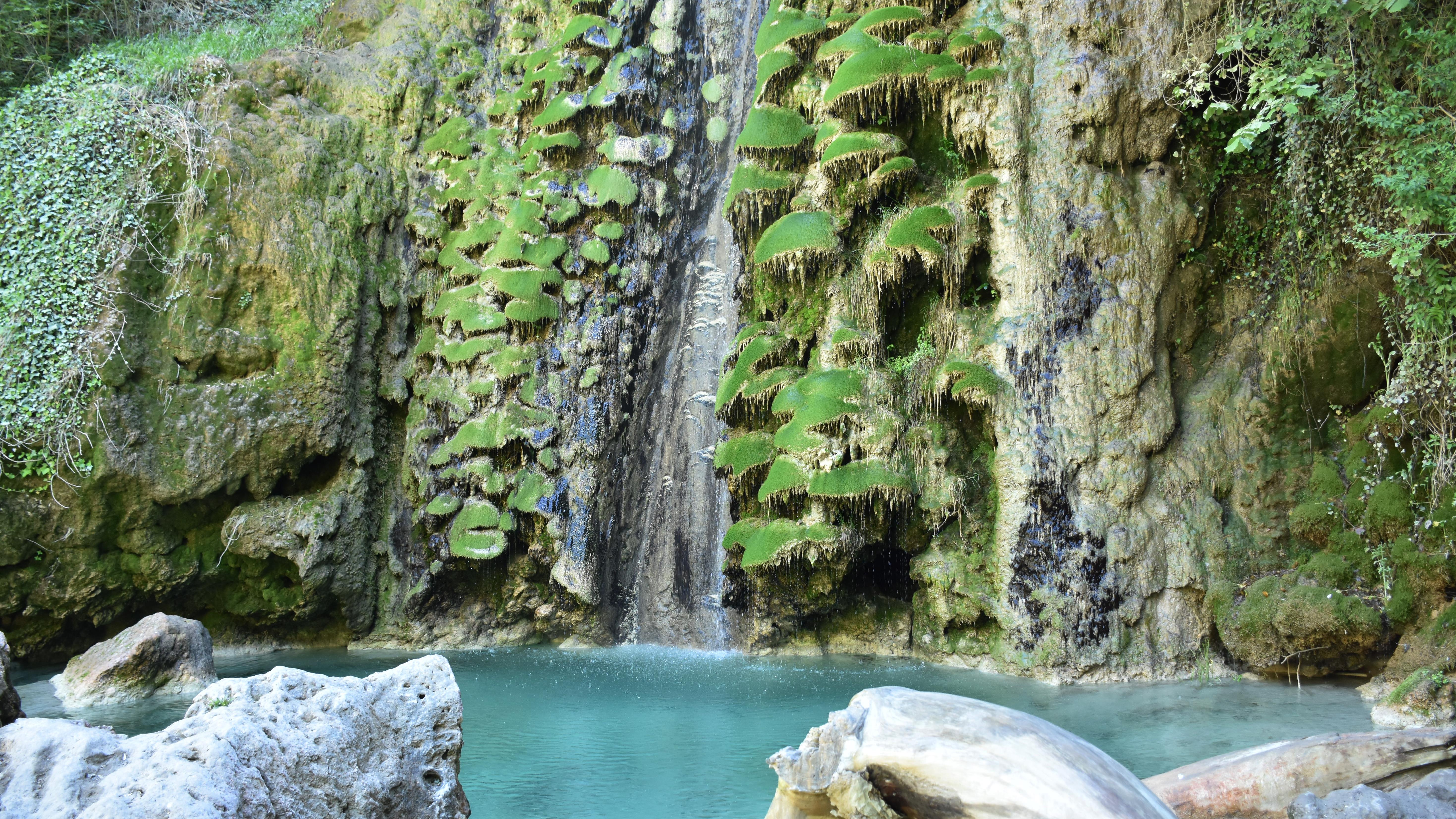 Bilecik'teki Suuçtu Şelalesi çevresindeki doğal güzellikleriyle ziyaretçilerini ağırlıyor