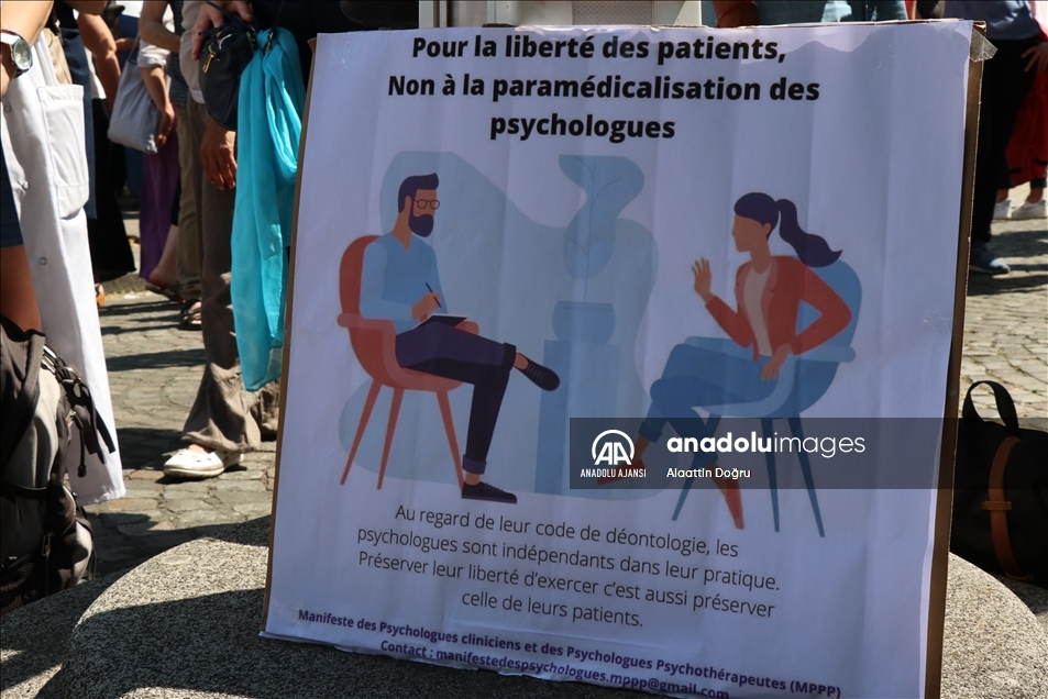 Fransa’da "ciddiye alınmak" isteyen psikologlar gösteri düzenledi