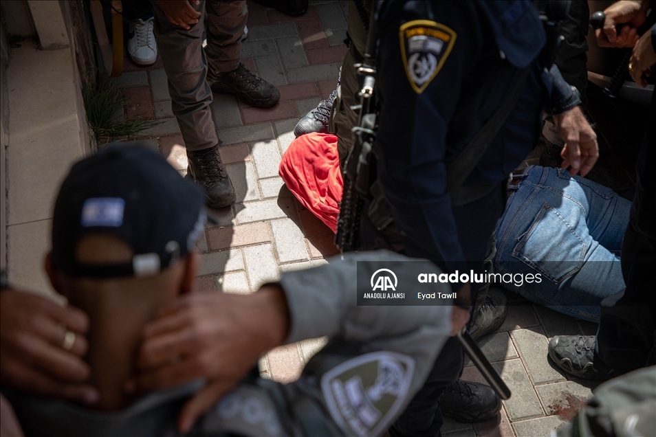 İsrail polisi işgal altındaki Doğu Kudüs'te eylem yapan Filistinlileri darbetti