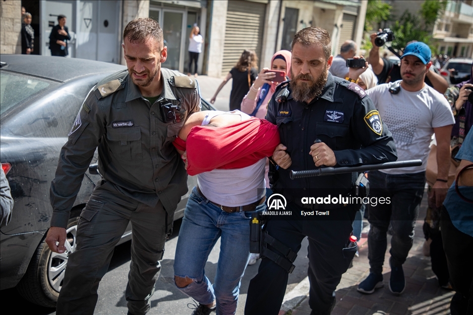 İsrail polisi işgal altındaki Doğu Kudüs'te eylem yapan Filistinlileri darbetti
