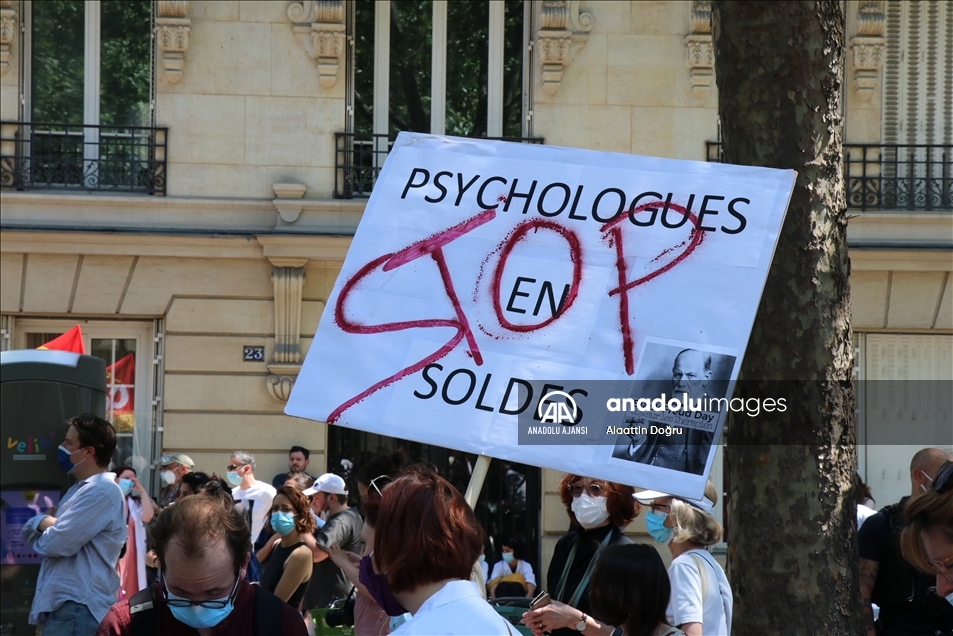 Fransa’da "ciddiye alınmak" isteyen psikologlar gösteri düzenledi