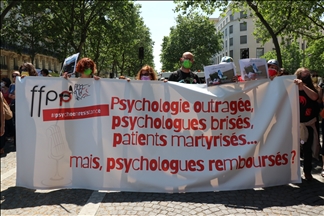 Fransa’da "ciddiye alınmak" isteyen psikologlar gösteri düzenledi 