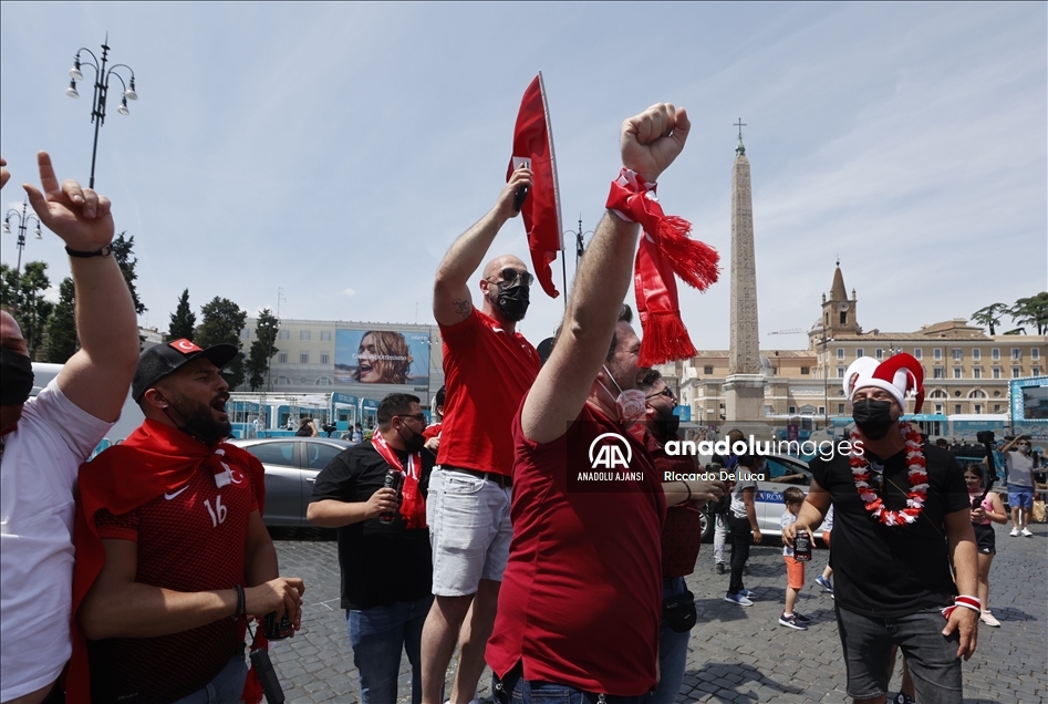 Türkiye - İtalya maçı öncesi Milli takım taraftarı Trevi Çeşmesi önünde toplandı