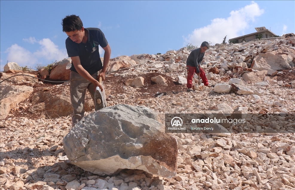 İdlibli küçük İbrahim, ağabeyiyle taş kırarak ailesini geçindirmeye çalışıyor