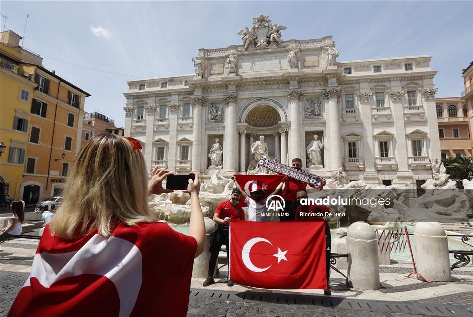 Türkiye - İtalya maçı öncesi Milli takım taraftarı Trevi Çeşmesi önünde toplandı