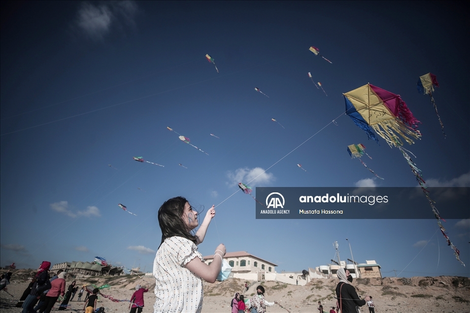 Palestinian children fly kites to escape the psychological effects of Israeli attacks