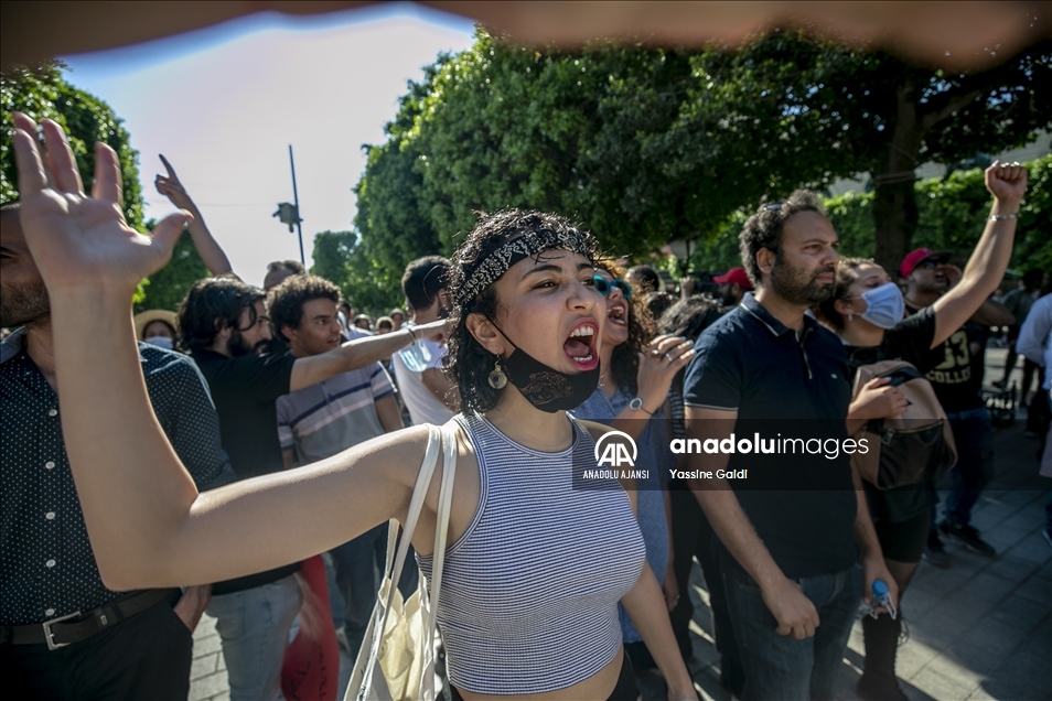 Tunus'ta bir gencin gözaltına alındıktan sonra hayatını kaybetmesiyle başlayan gösteriler devam ediyor