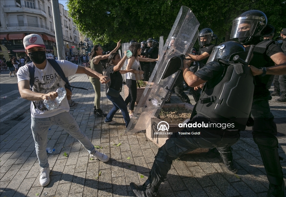 Tunus'ta bir gencin gözaltına alındıktan sonra hayatını kaybetmesiyle başlayan gösteriler devam ediyor