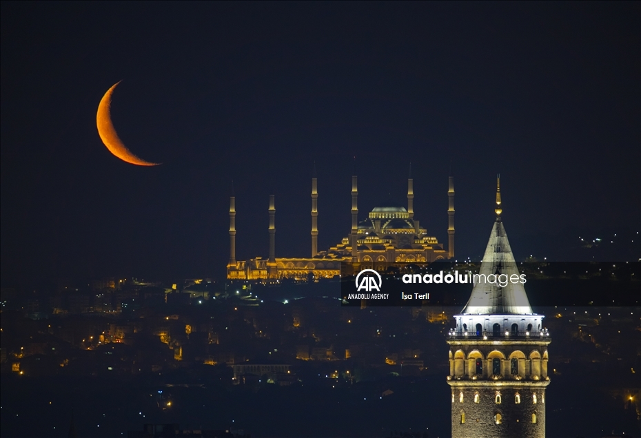 Crescent moon appears over Istanbul