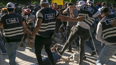 Tunus'ta bir gencin gözaltına alındıktan sonra hayatını kaybetmesiyle başlayan gösteriler devam ediyor