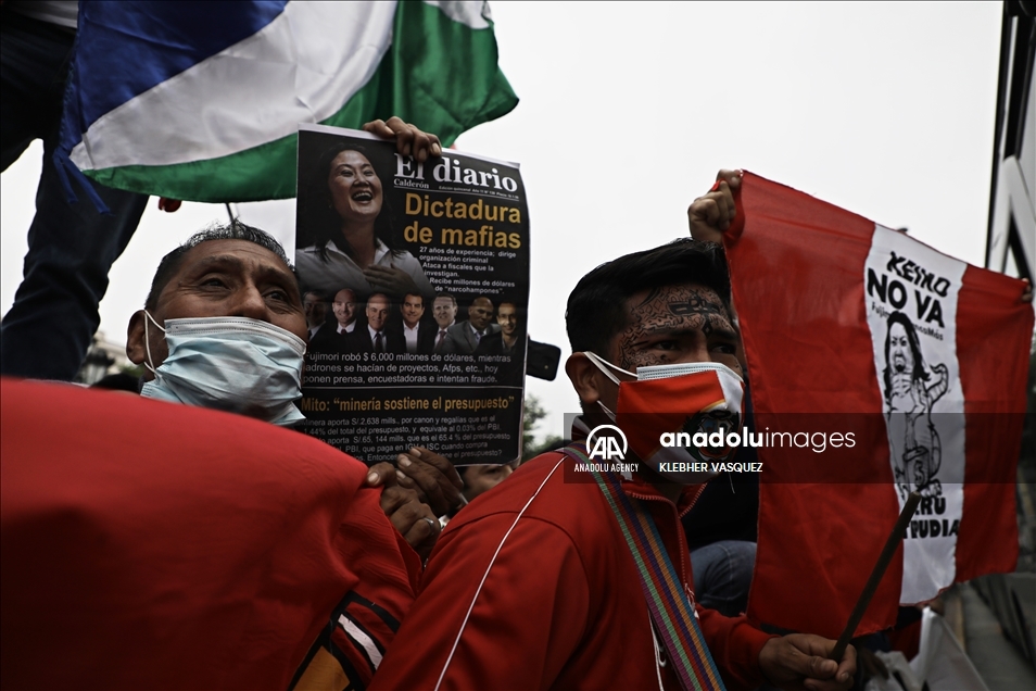 La candidata presidencial peruana Keiko Fujimori participó en una marcha después de cuestionar los resultados electorales