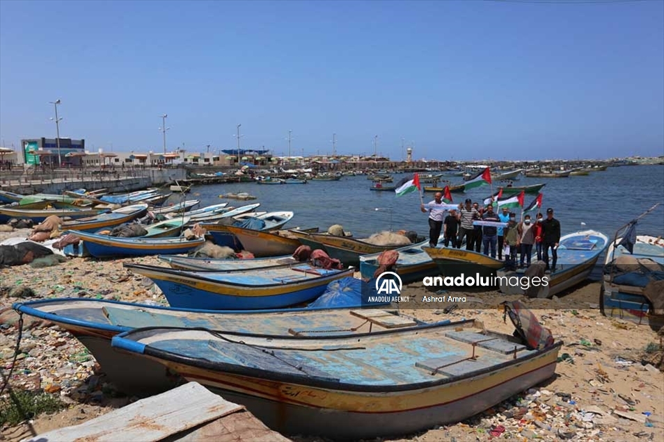 وقفة بغزة رفضا للحصار والاعتداءات الإسرائيلية على الصيادين