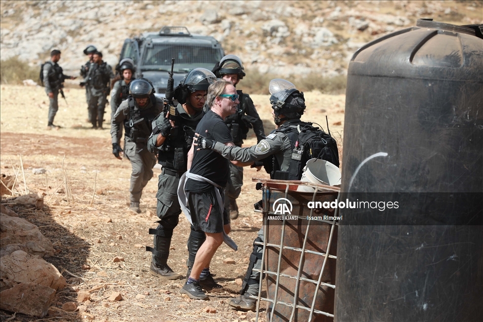 İsrail askerleri Batı Şeria’da Filistinlilere ait yapıları yıktı