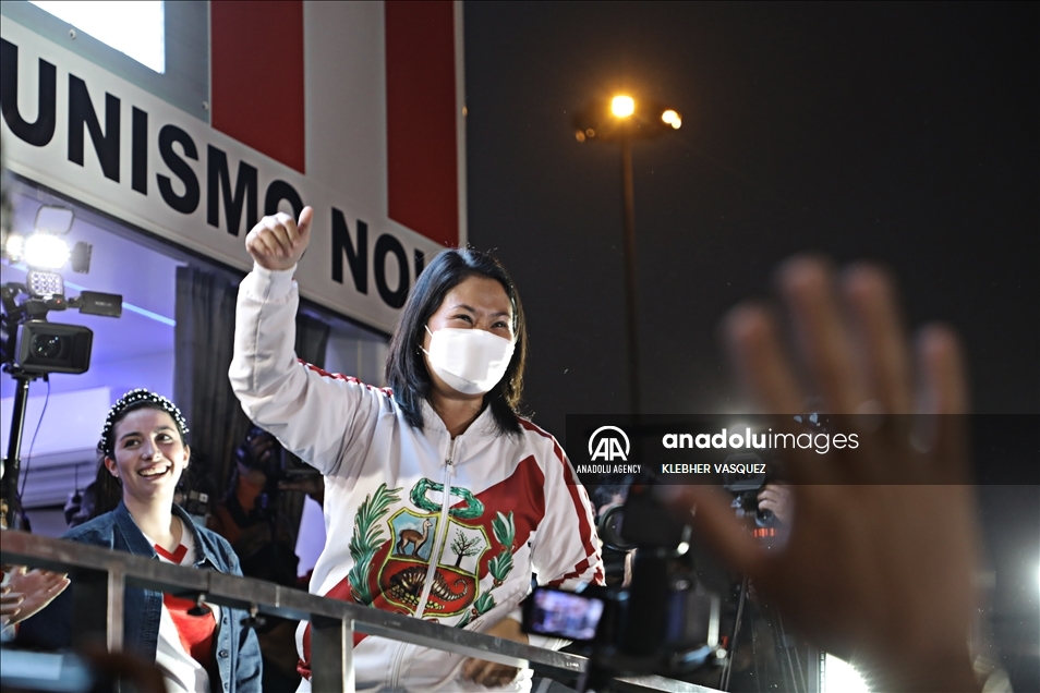 La candidata presidencial peruana Keiko Fujimori participó en una marcha después de cuestionar los resultados electorales